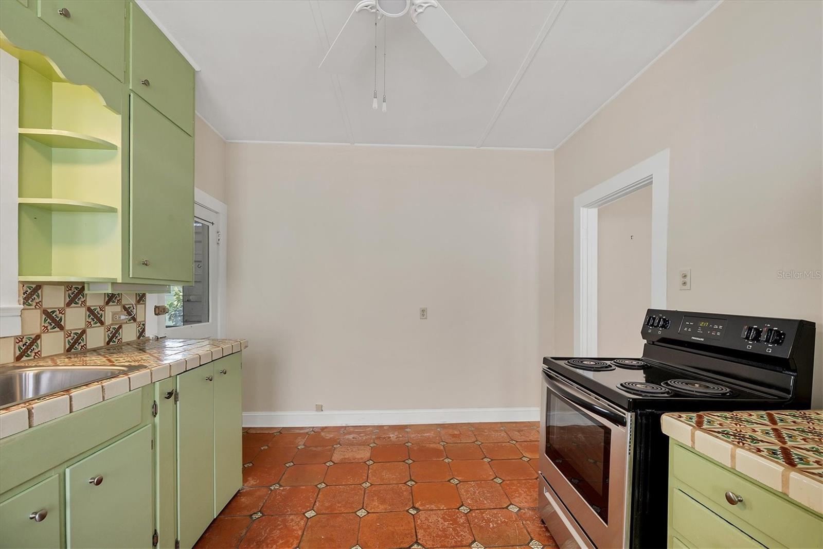 Image 16 of 40 For 1679 Arlington Street
