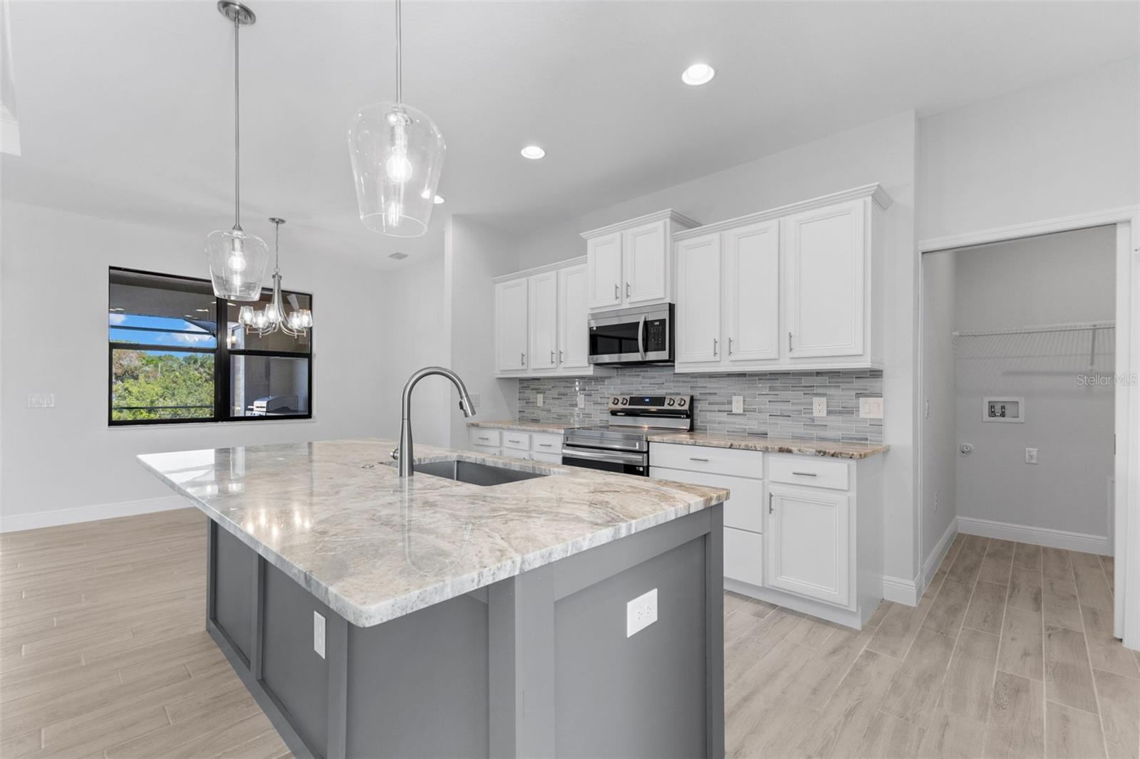 Listing photo id 12 for 12396 Bacchus Road