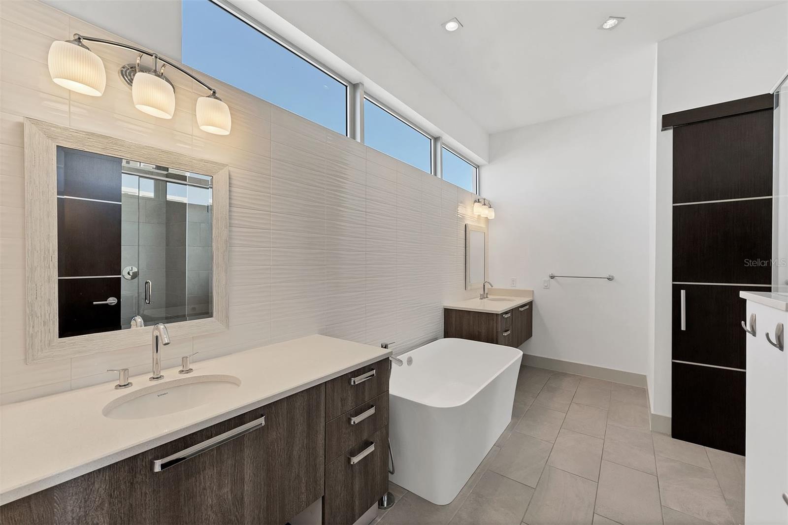 Image 15 of 26 For 219 Cosmopolitan Court