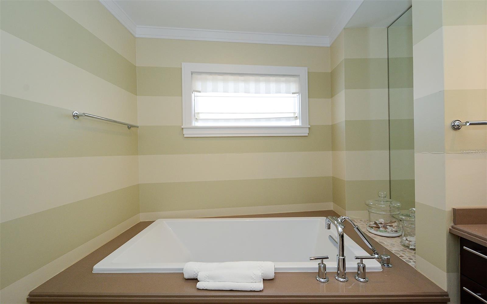 Image 17 of 46 For 915 Seaside Drive 613, Weeks