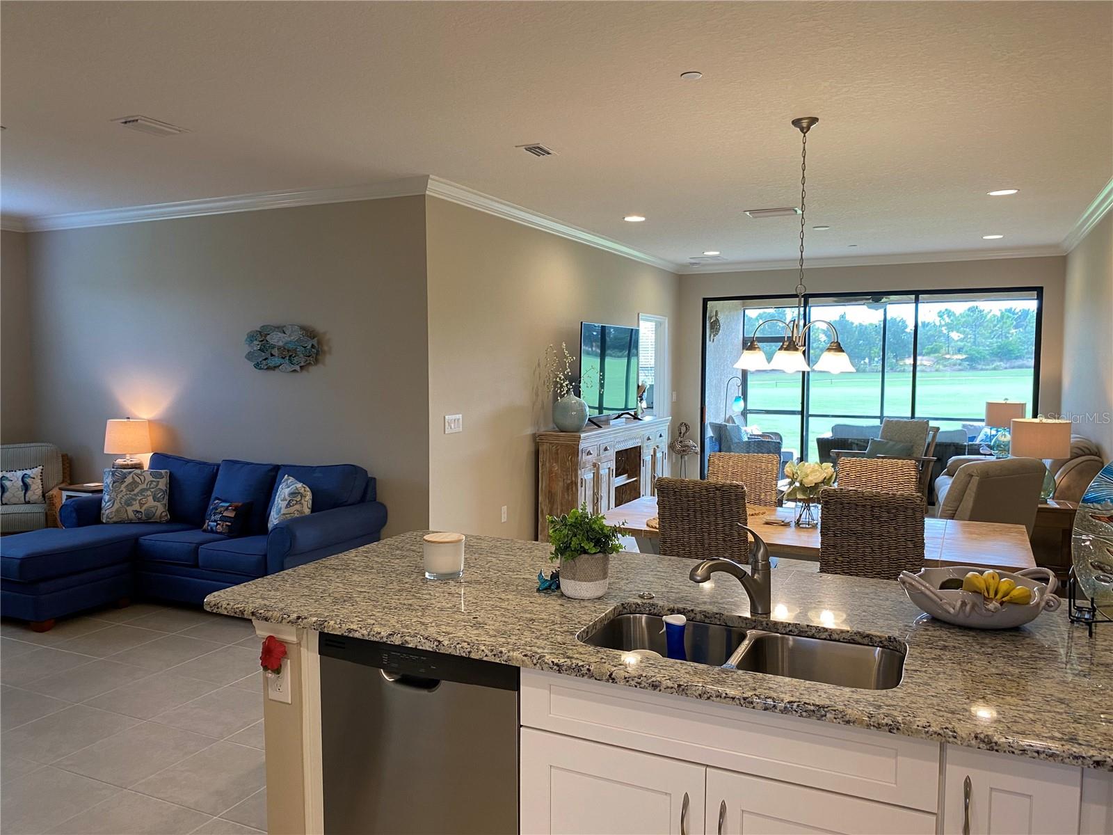 Listing photo id 3 for 12730 Sorrento Way 101