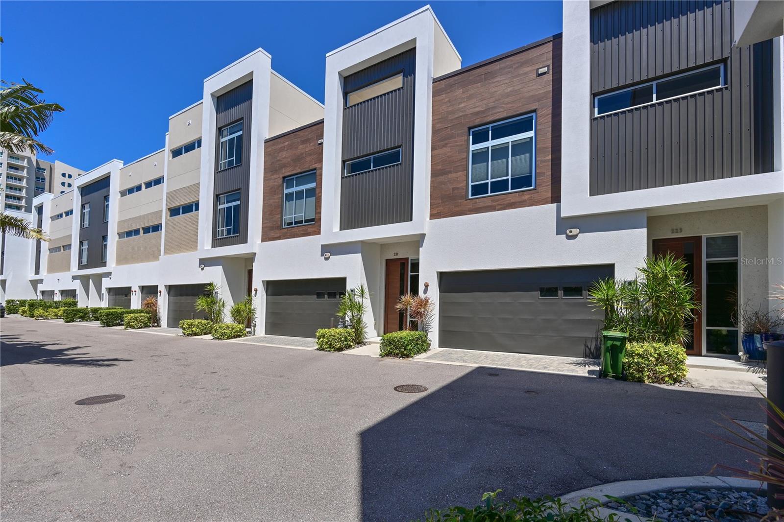 Image 2 of 45 For 221 Cosmopolitan Court