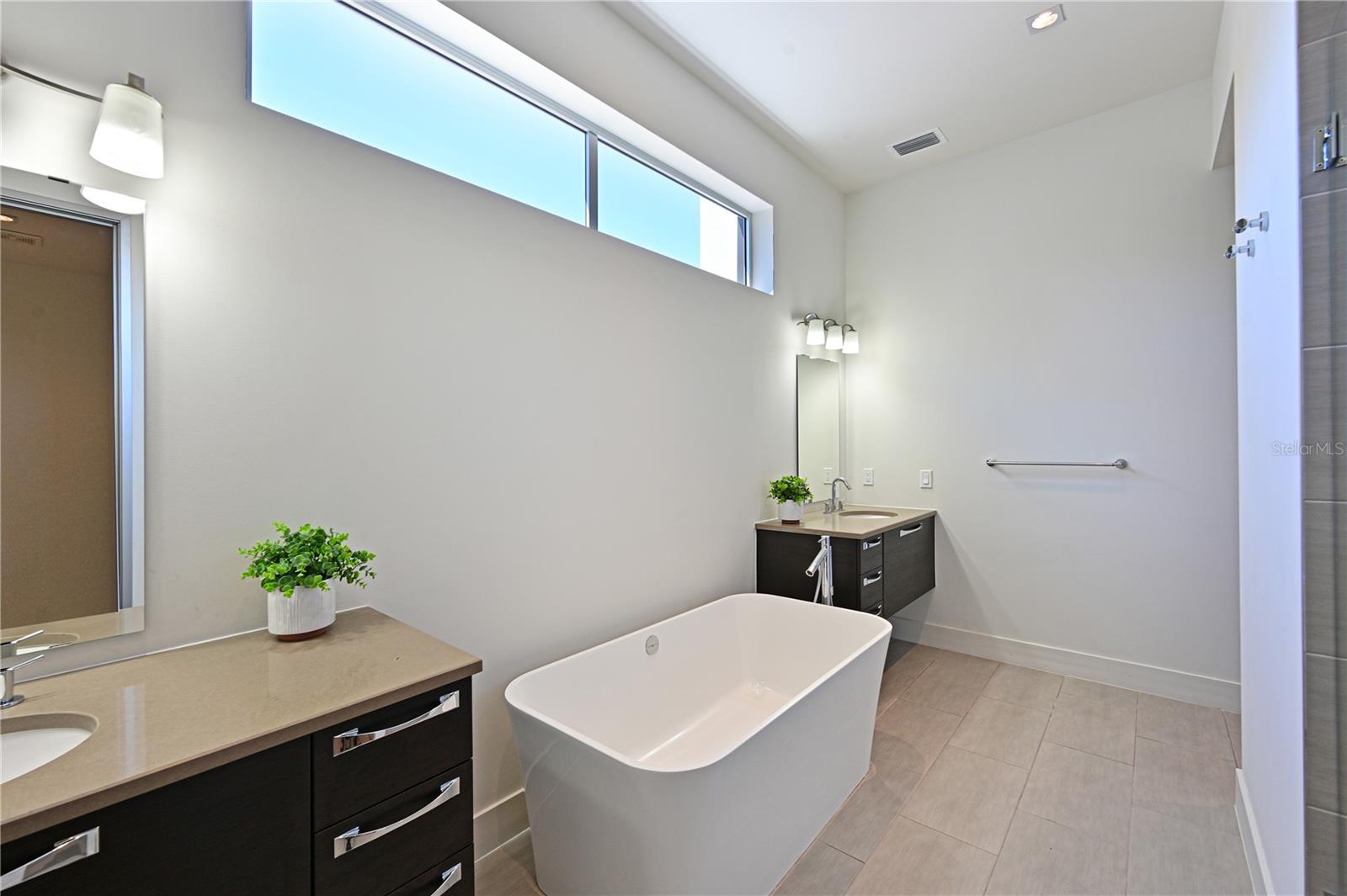 Image 32 of 45 For 221 Cosmopolitan Court