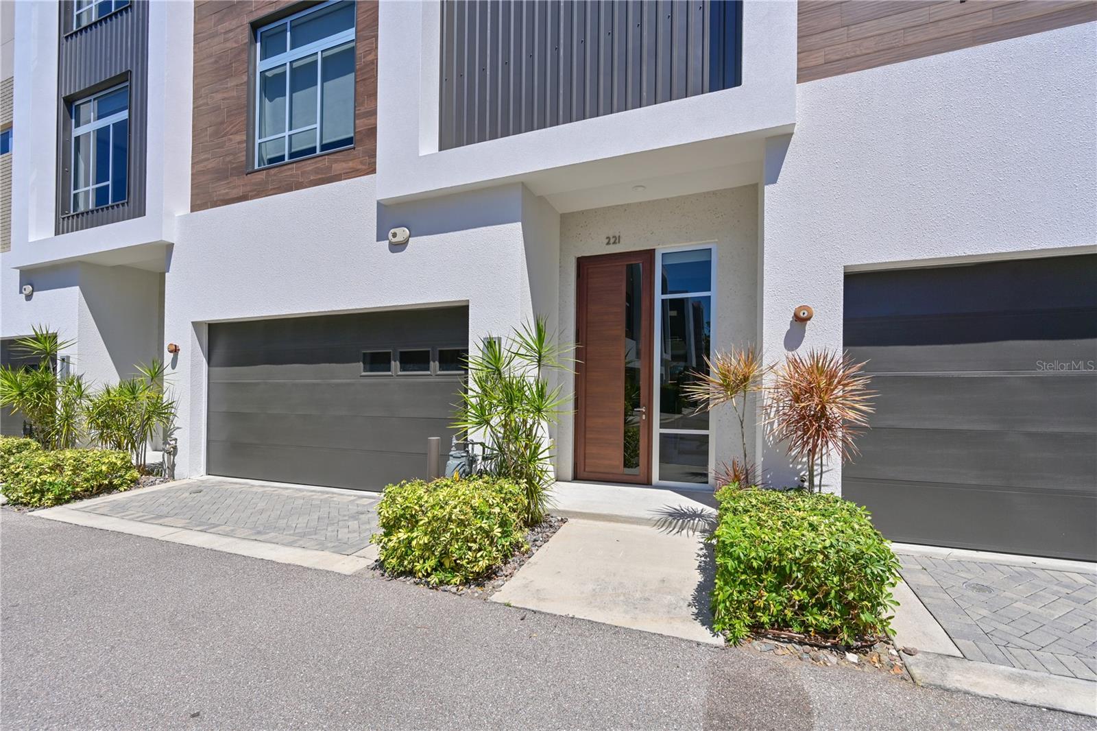 Image 4 of 45 For 221 Cosmopolitan Court