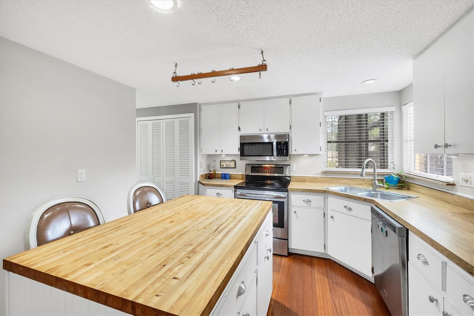 Image 11 of 37 For 4063 Woodview Drive