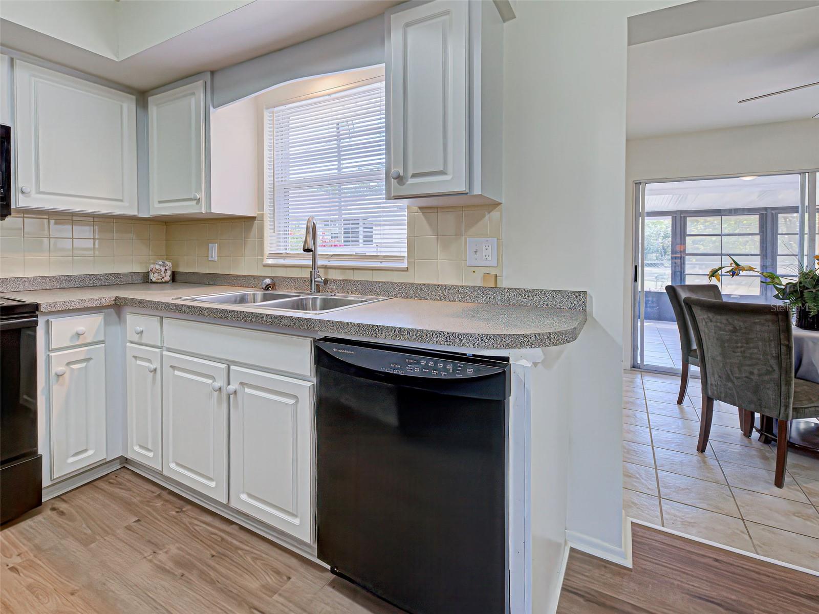 Image 20 of 68 For 441 Venetia Avenue