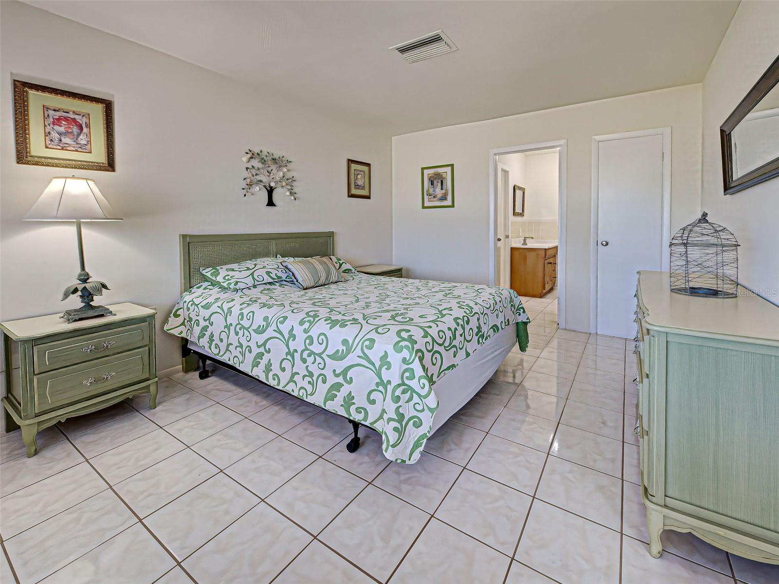 Image 41 of 68 For 441 Venetia Avenue