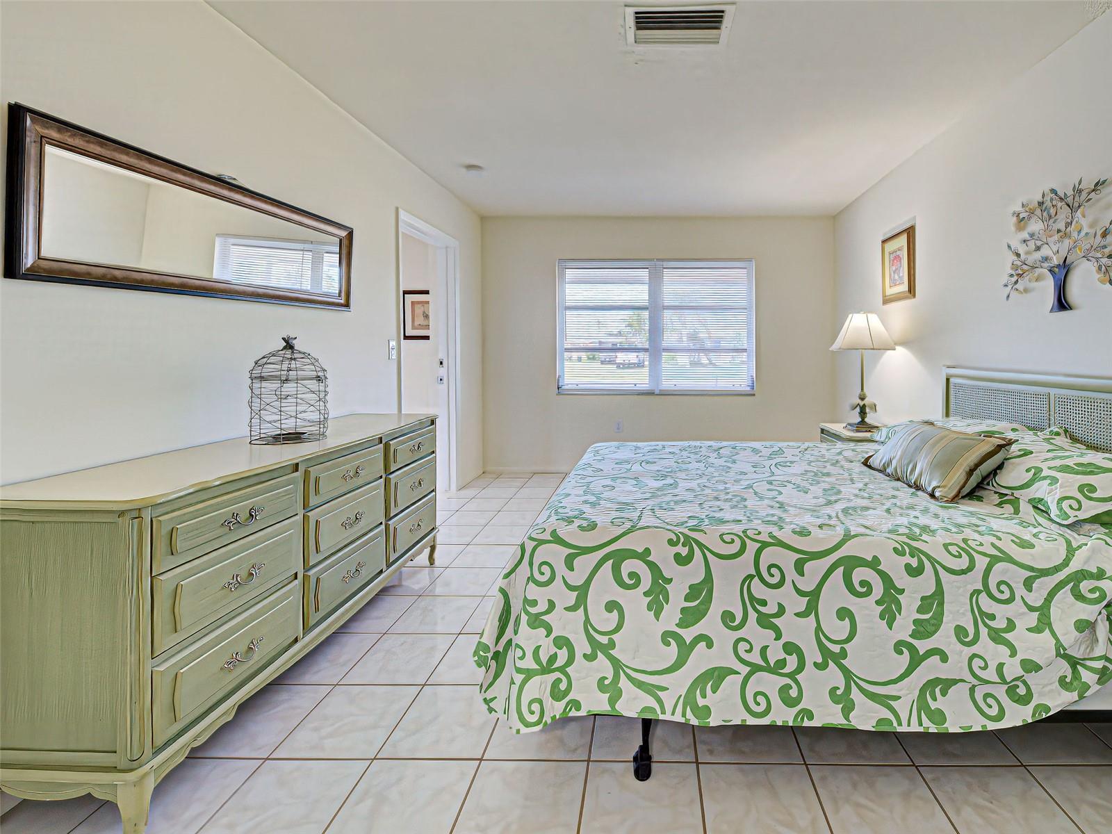 Image 43 of 68 For 441 Venetia Avenue