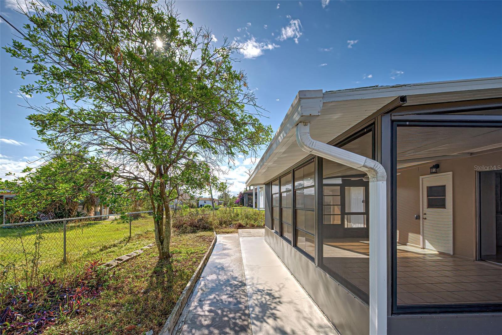 Image 6 of 68 For 441 Venetia Avenue