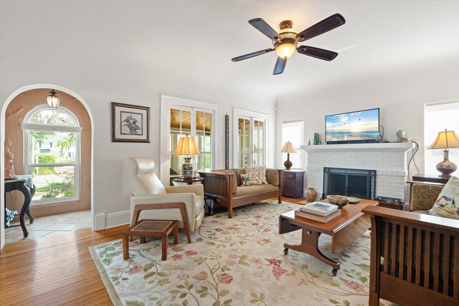 Listing photo id 9 for 4109 Riverview Boulevard