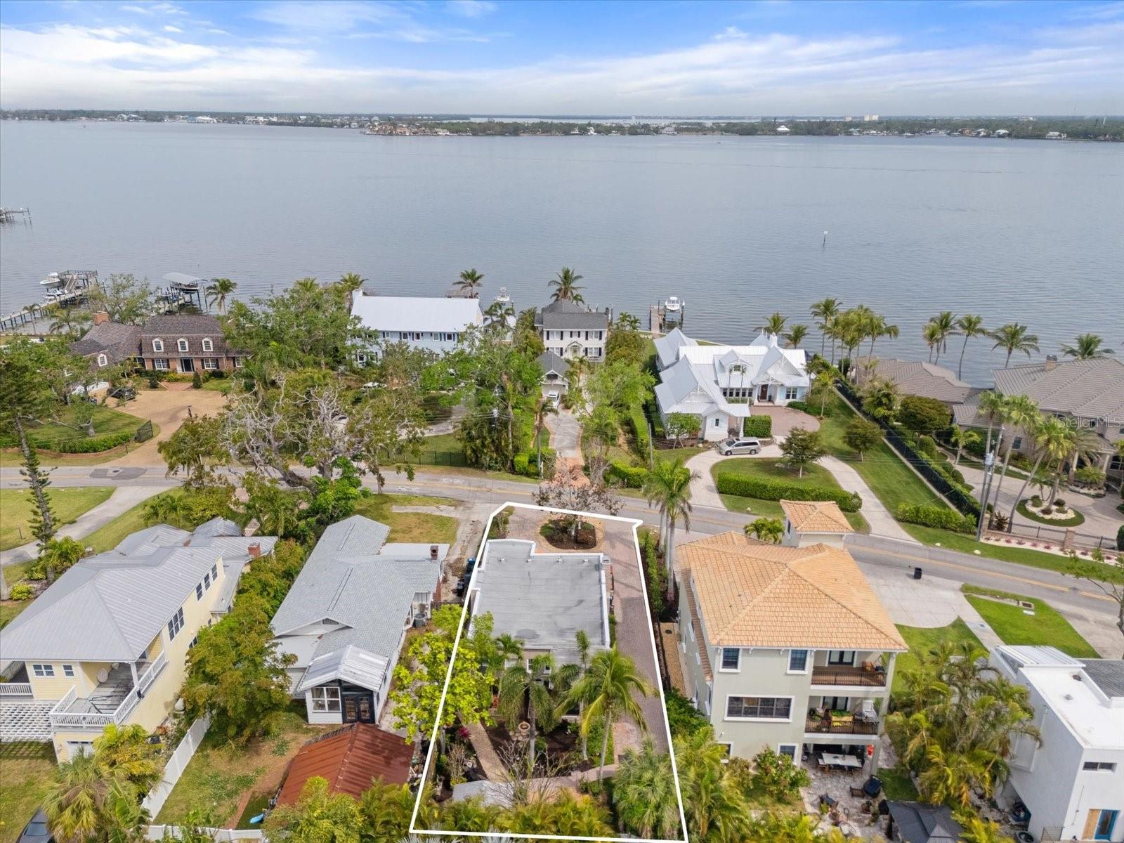 Listing photo id 0 for 4109 Riverview Boulevard