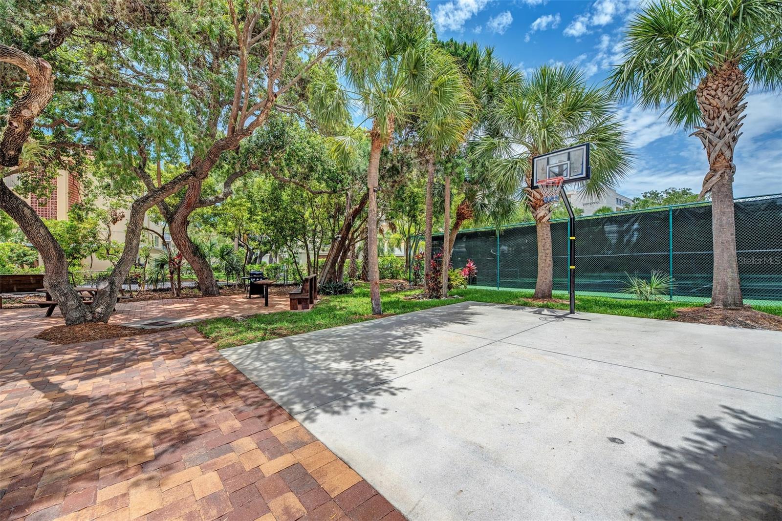 Listing photo id 37 for 1500 Cove Ii Place 524