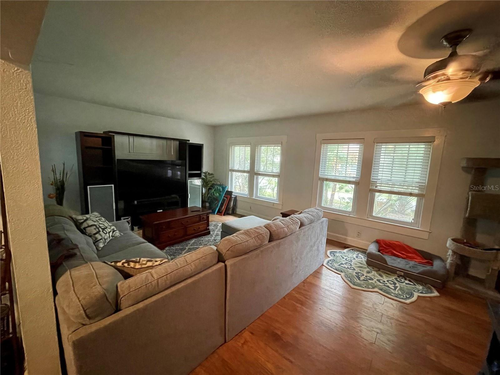 Image 3 of 41 For 2120 8th Avenue W