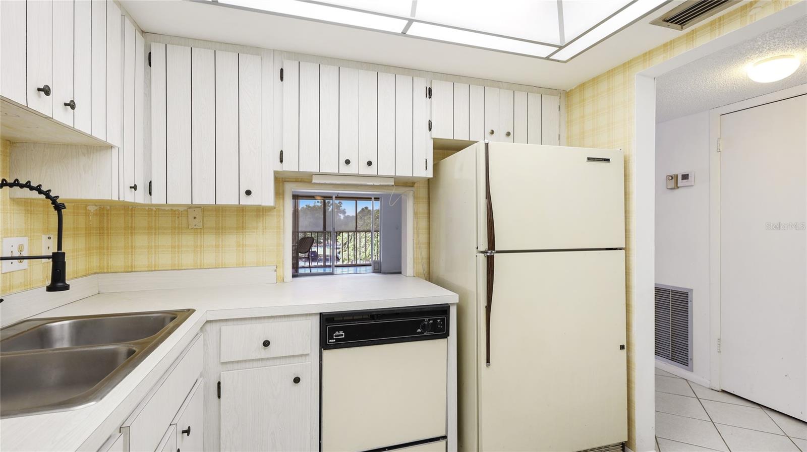Image 11 of 28 For 1330 Glen Oaks Drive E 374d