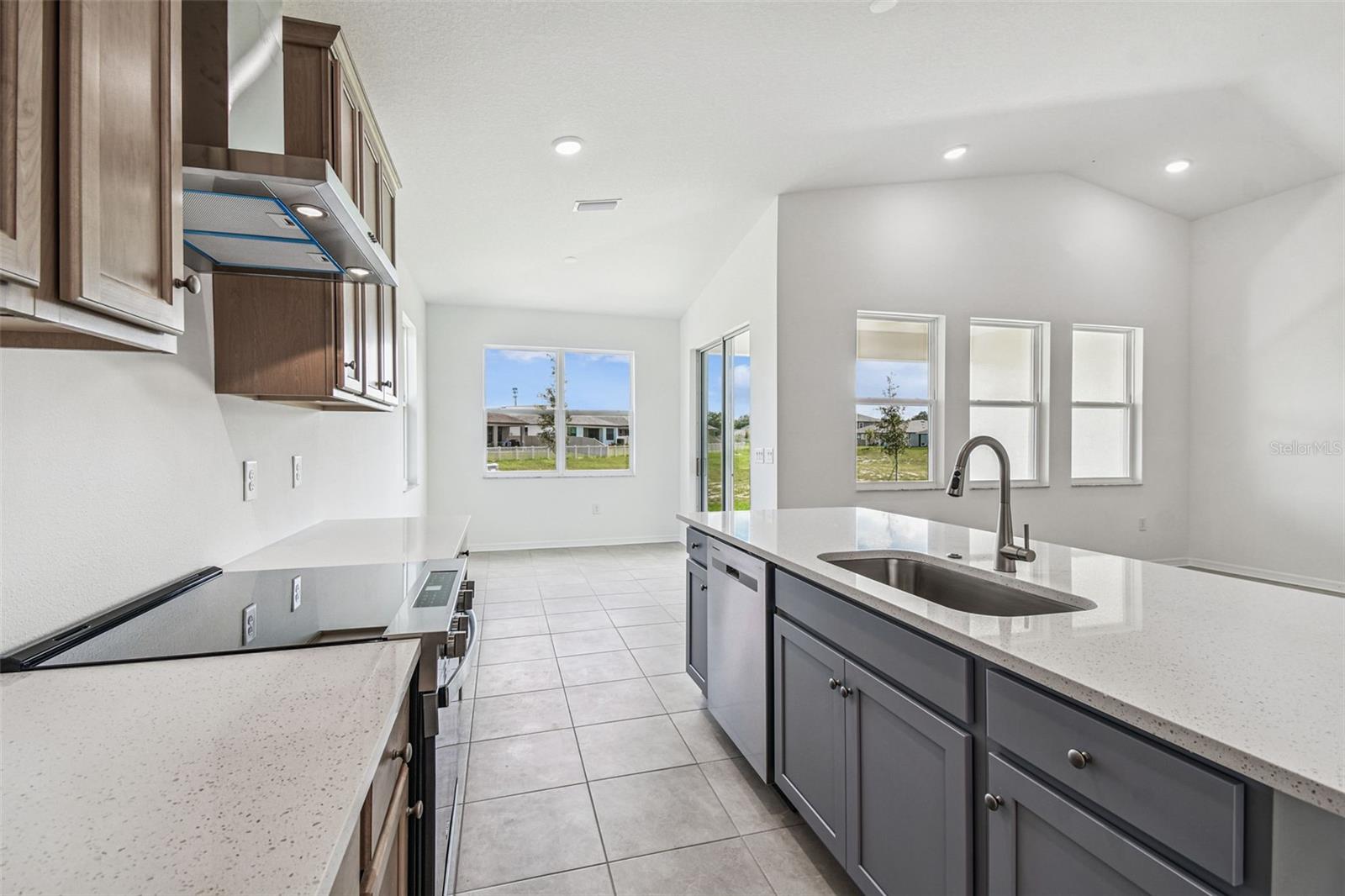 Image 24 of 90 For 260 Hillshire Place