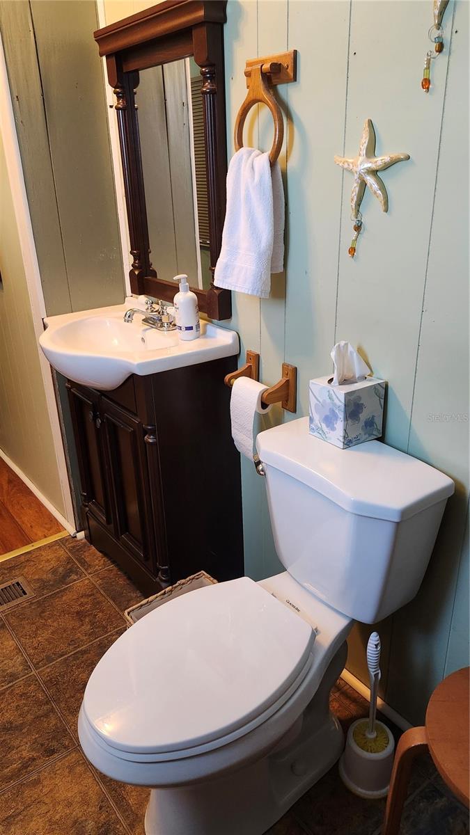Listing photo id 17 for 2309 17th Street Lane W