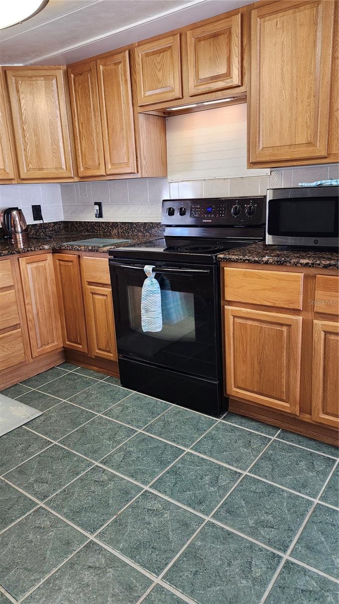 Listing photo id 4 for 2309 17th Street Lane W