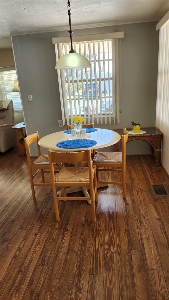 Listing photo id 6 for 2309 17th Street Lane W