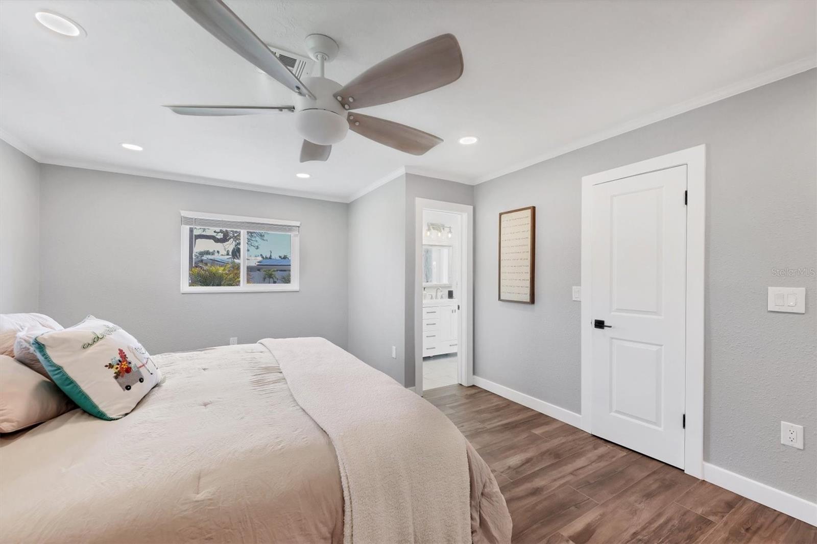 Image 29 of 56 For 10304 Sandpiper Road W
