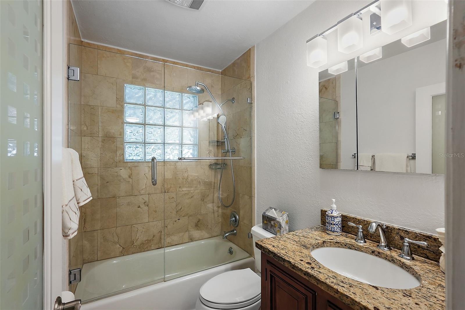 Image 14 of 39 For 322 35th Avenue Ne