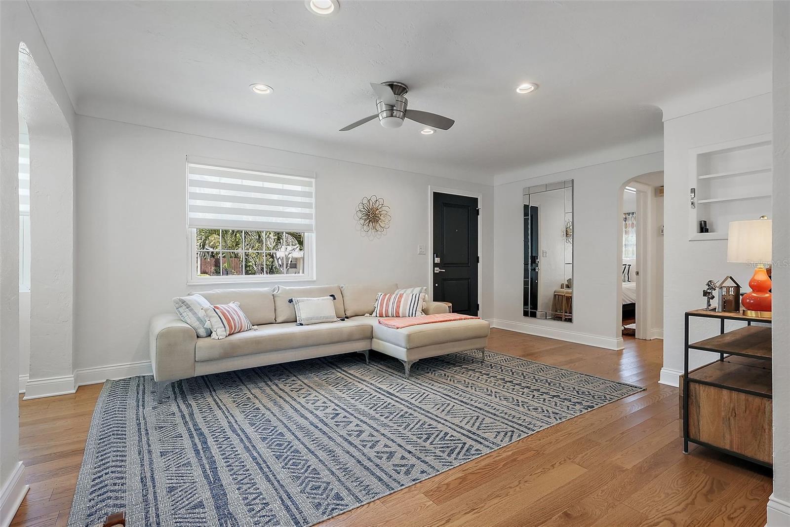 Image 5 of 39 For 322 35th Avenue Ne