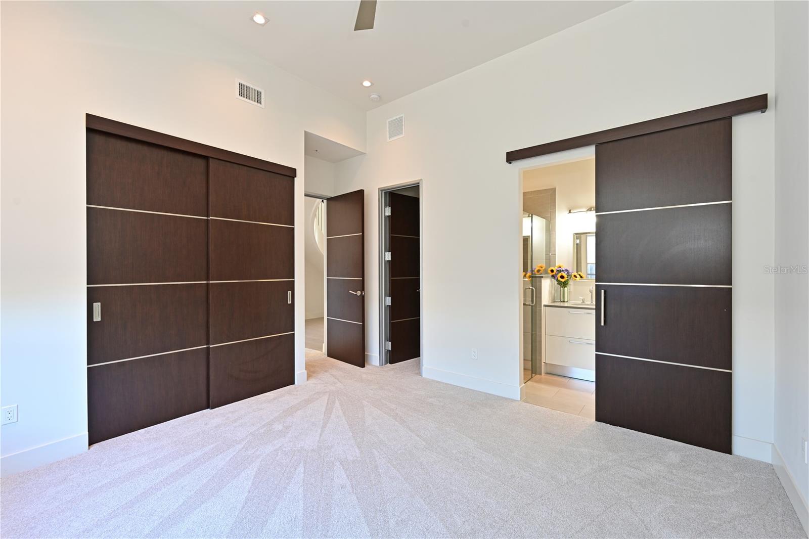 Image 16 of 49 For 221 Cosmopolitan Court