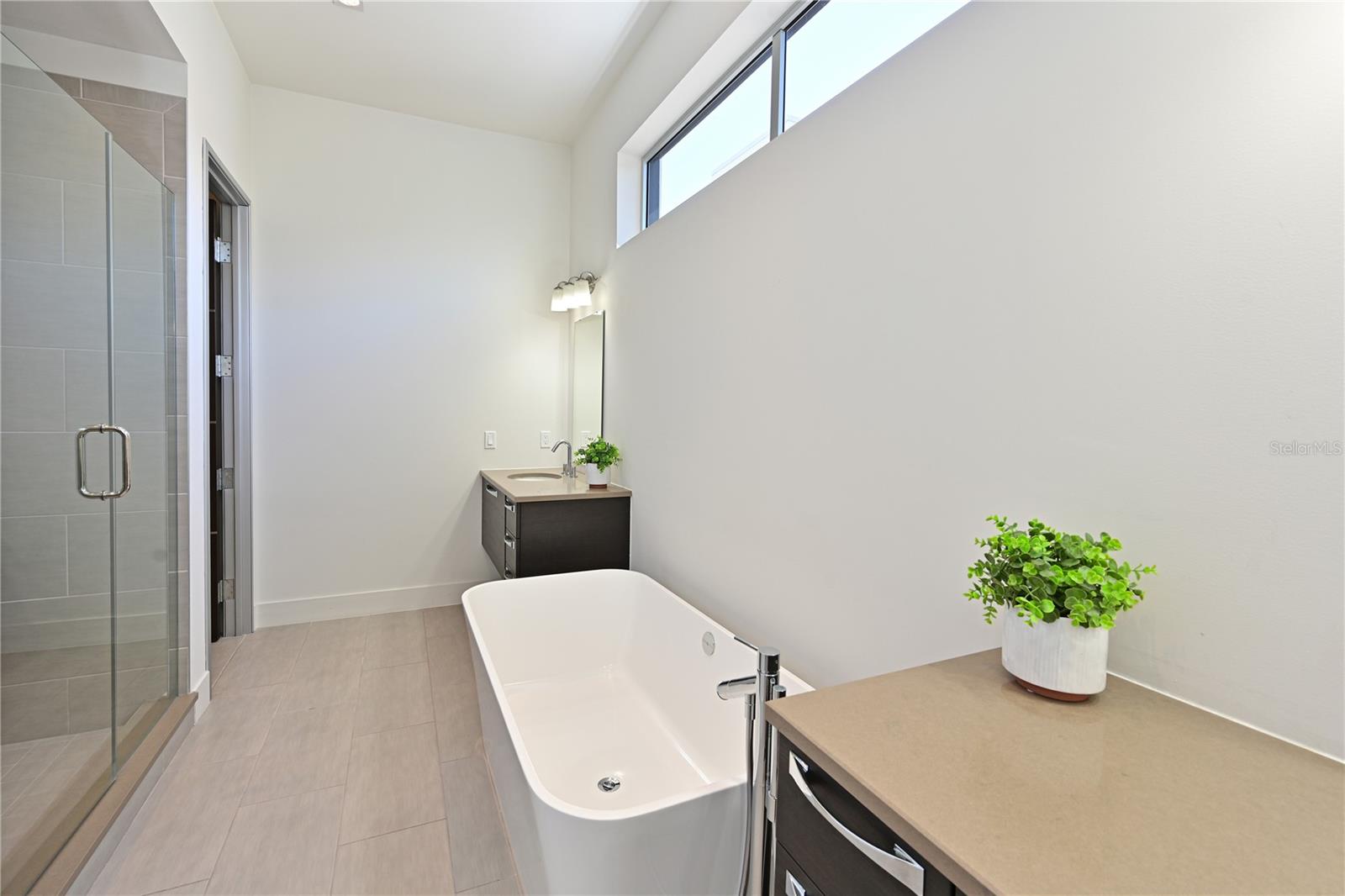 Image 34 of 49 For 221 Cosmopolitan Court