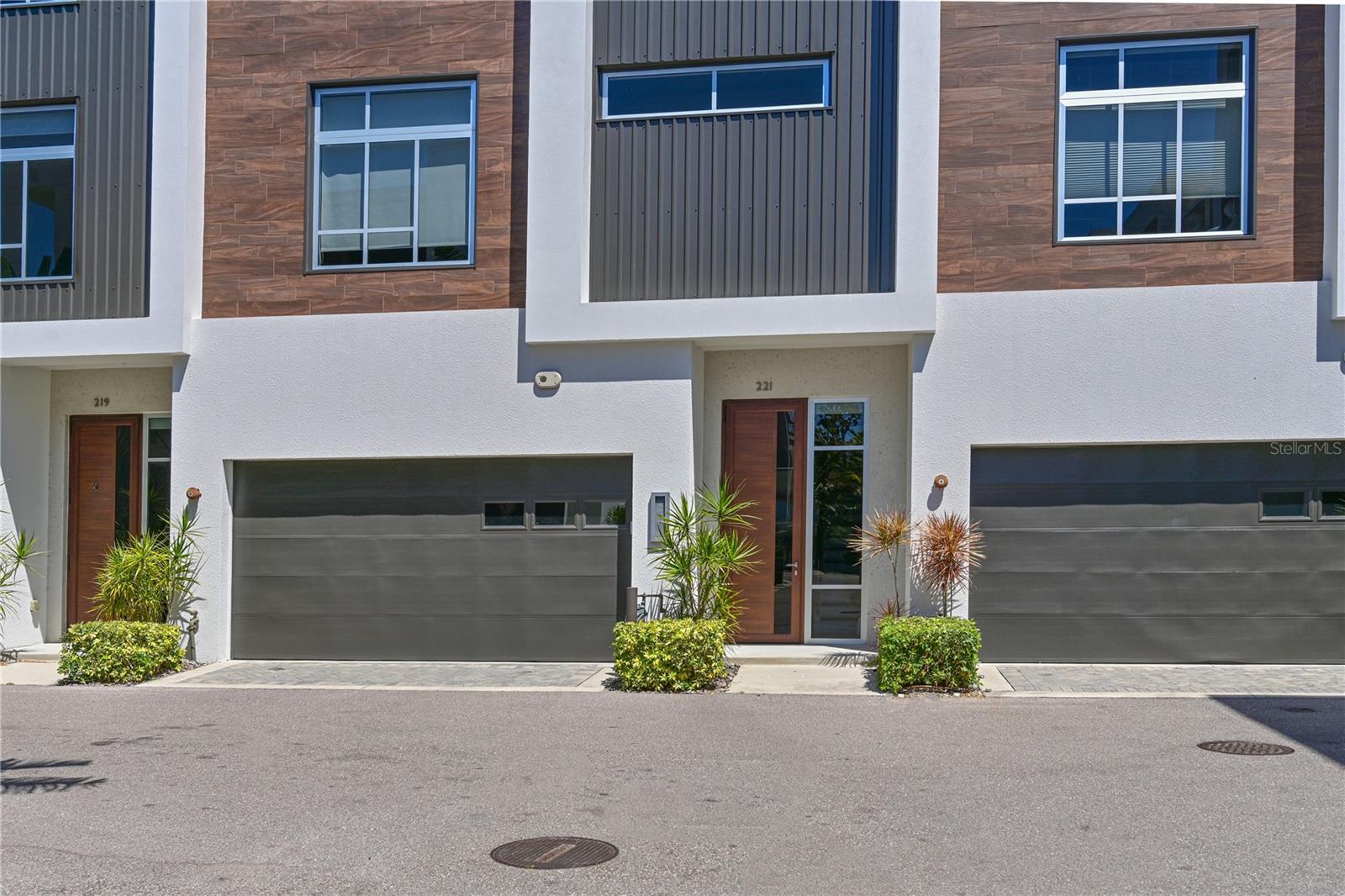 Image 42 of 49 For 221 Cosmopolitan Court