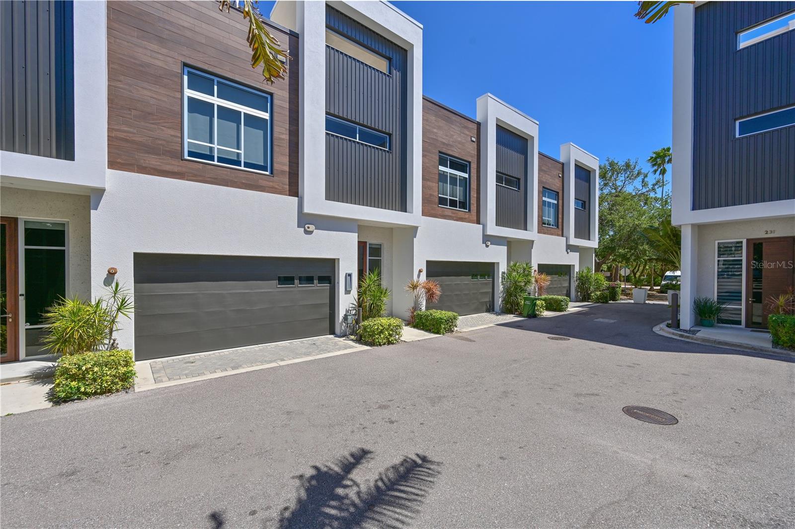 Image 43 of 49 For 221 Cosmopolitan Court