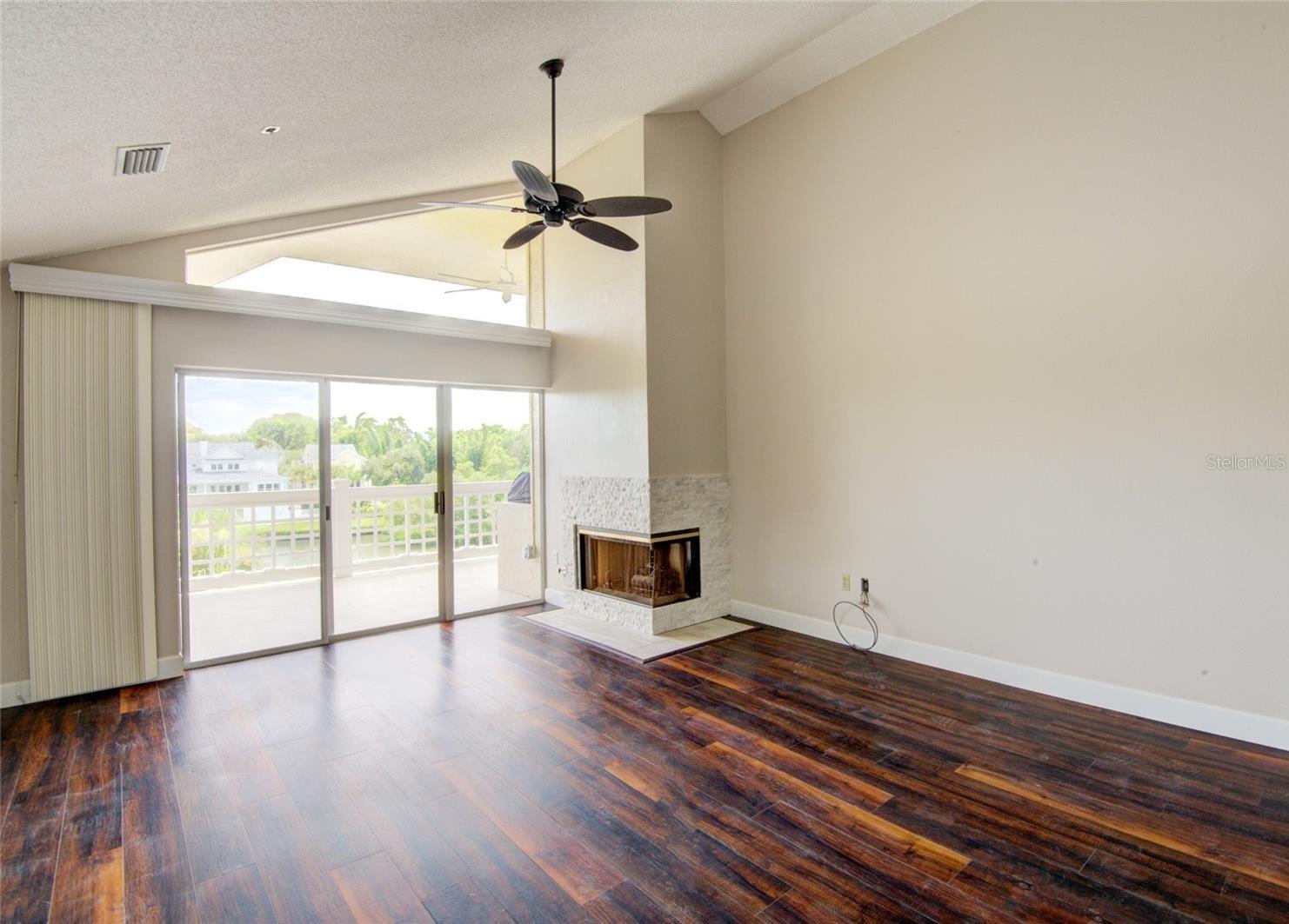 Image 6 of 40 For 1762 Bay Street 401