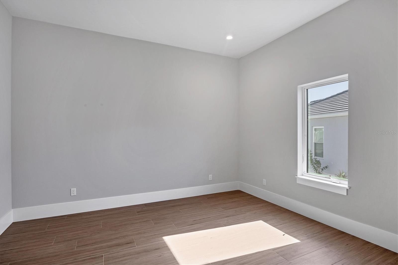 Image 32 of 78 For 1613 4th Street E