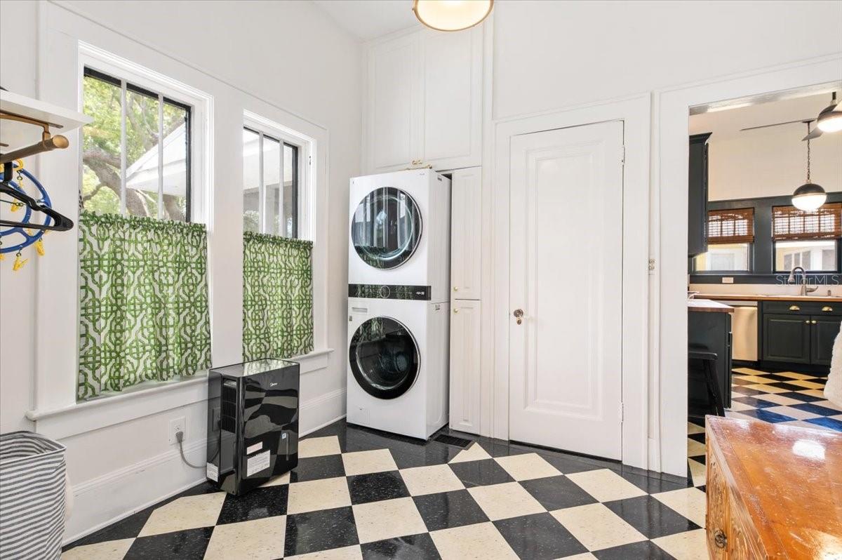 Image 62 of 87 For 2326 2nd Avenue E