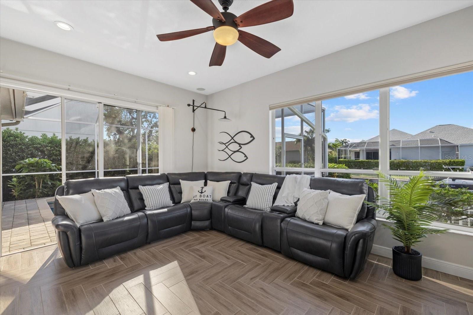 Image 16 of 52 For 4715 Spinnaker Drive