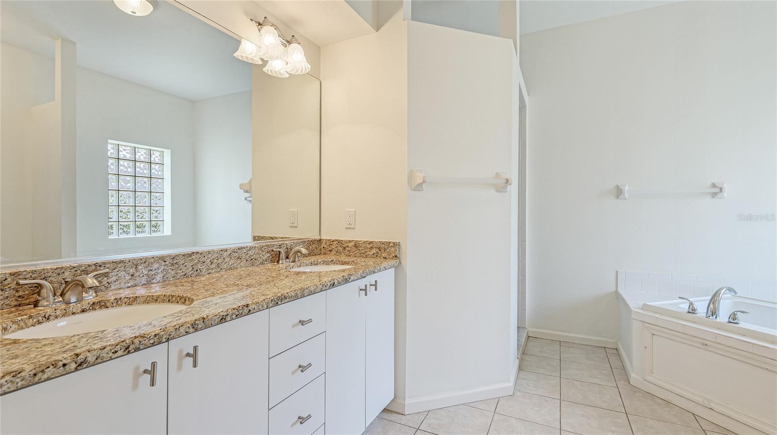 Image 21 of 41 For 534 Oak Bay Drive
