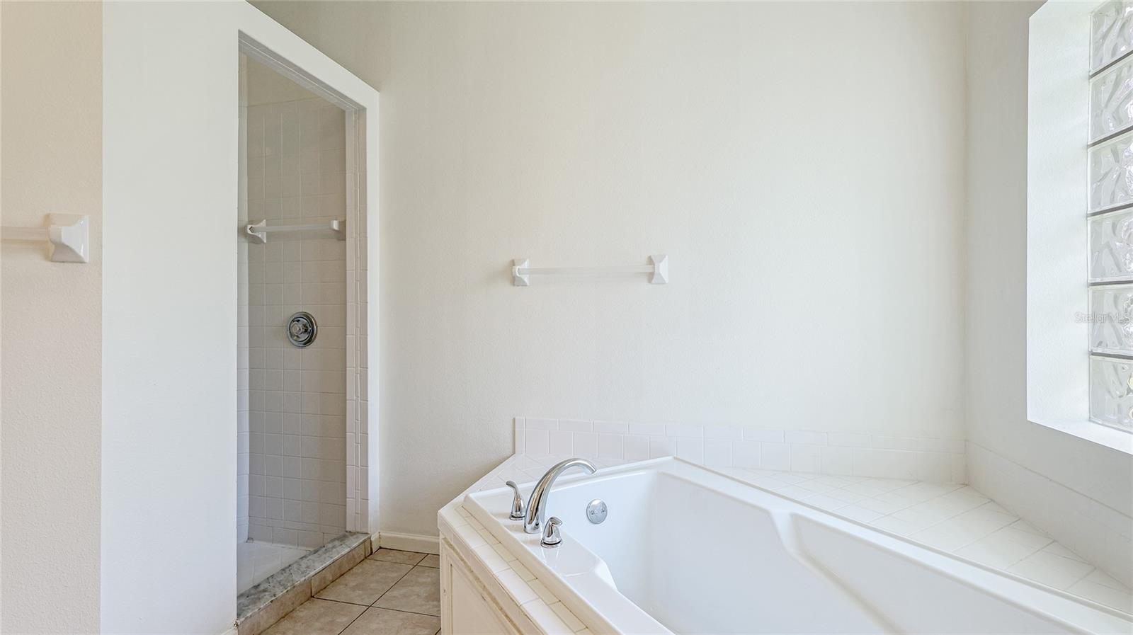 Image 22 of 41 For 534 Oak Bay Drive