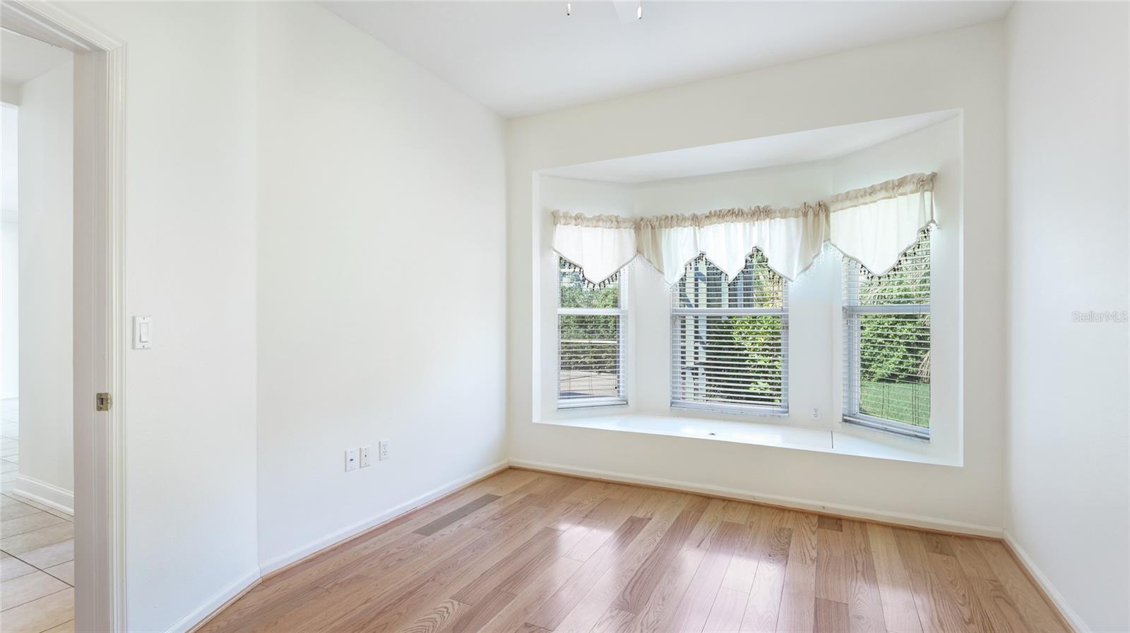 Image 31 of 41 For 534 Oak Bay Drive