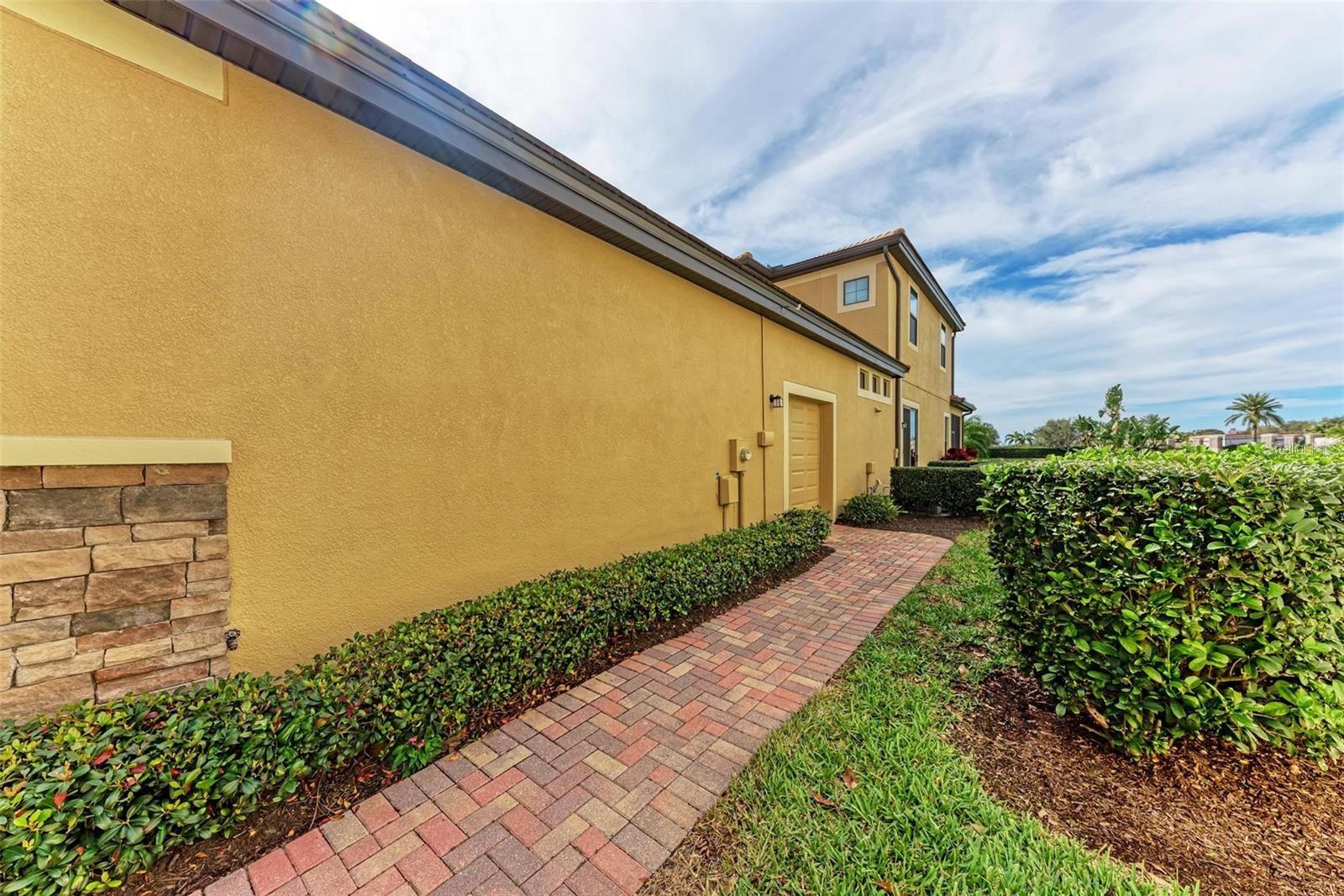 Listing photo id 4 for 10655 Glencorse Terrace