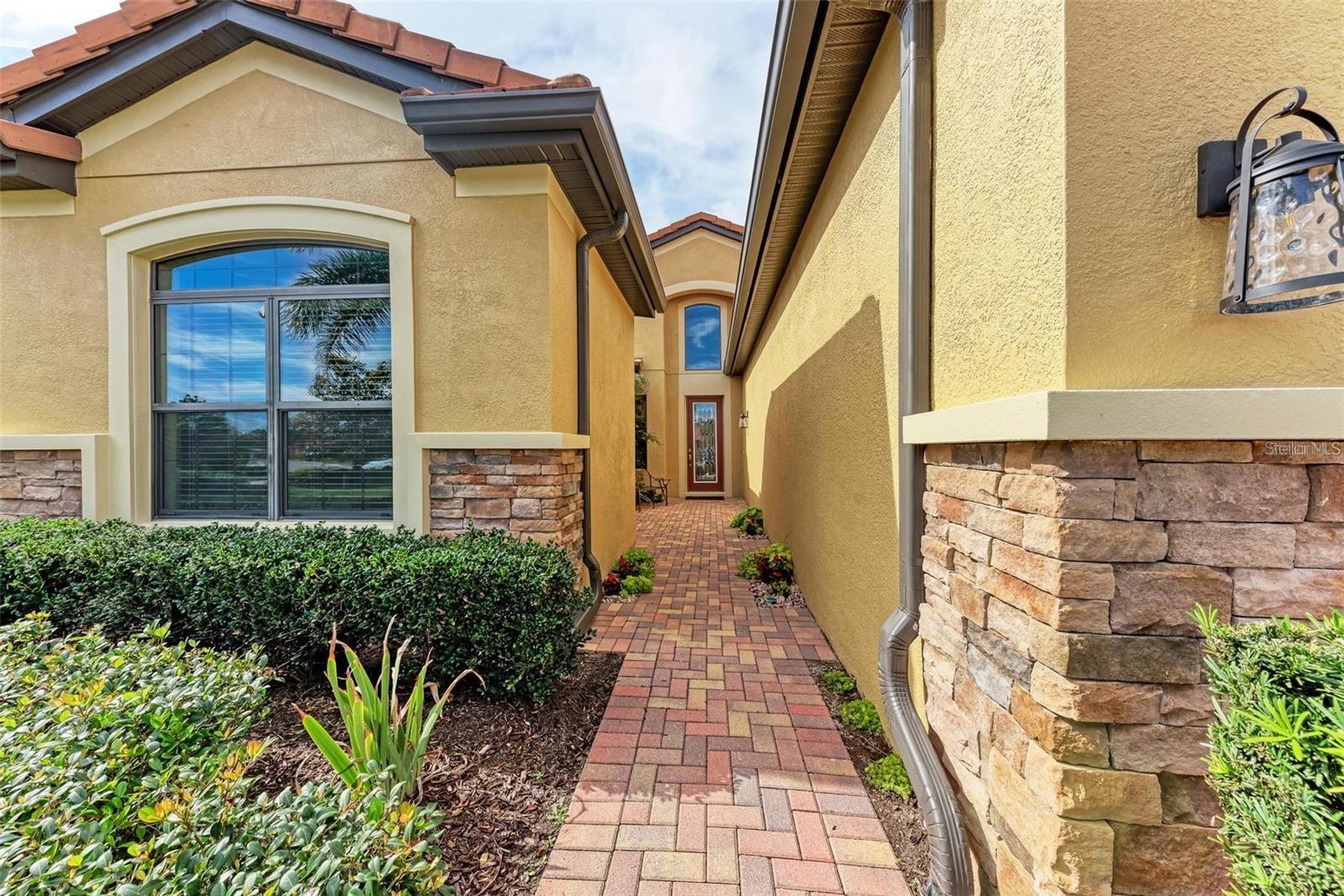 Listing photo id 6 for 10655 Glencorse Terrace
