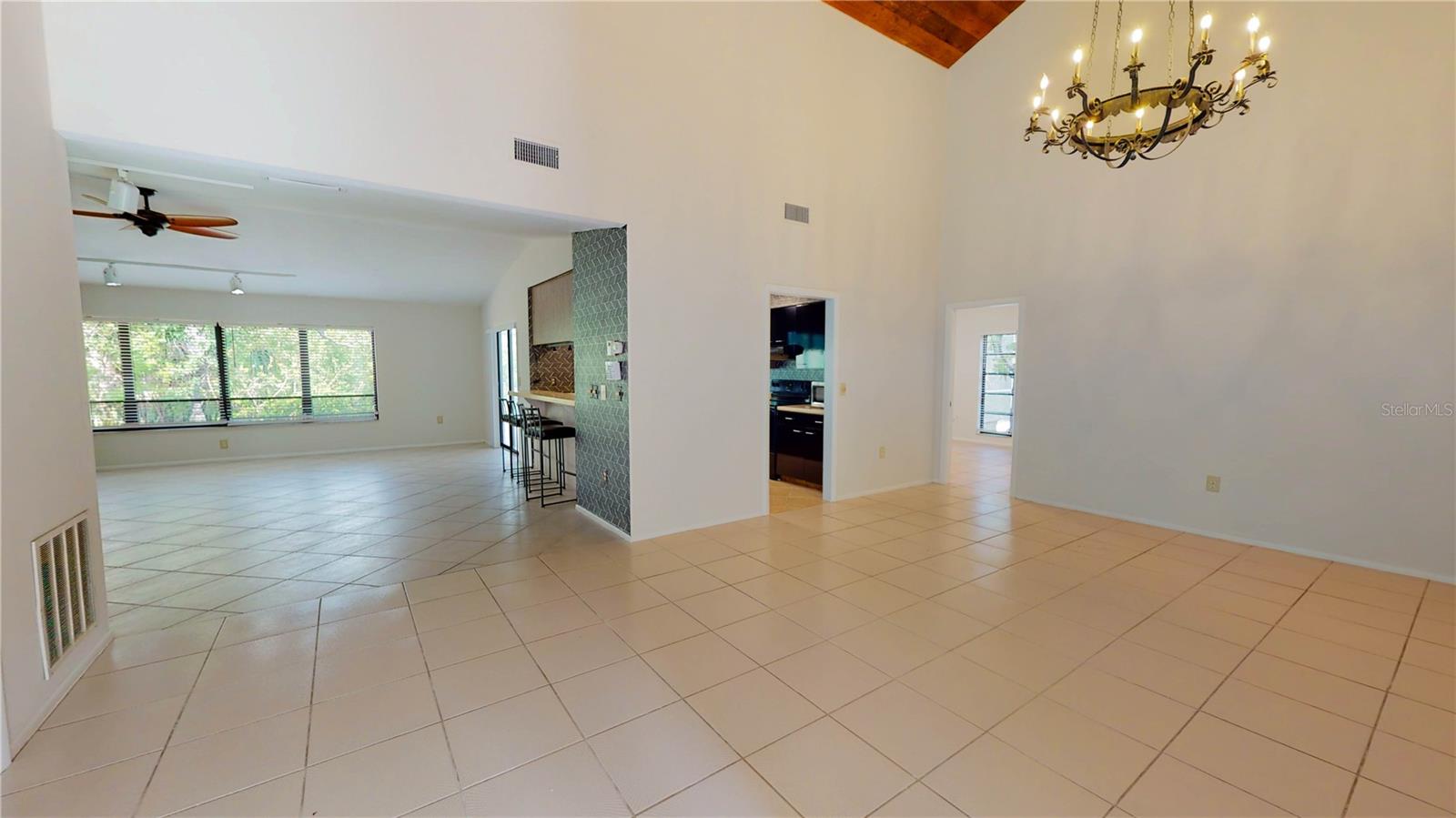 Image 3 of 18 For 733 Tropical Circle