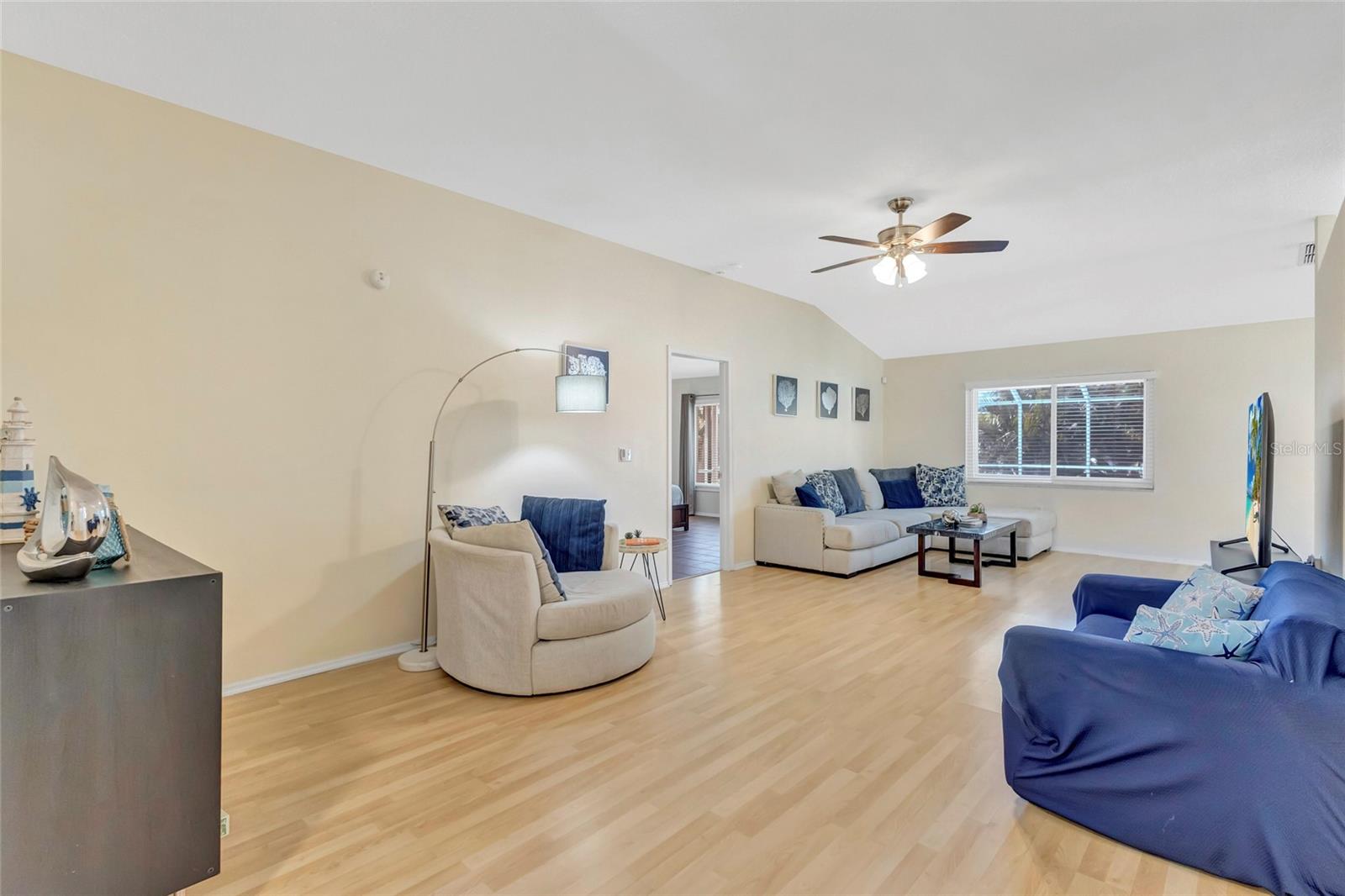 Image 18 of 39 For 6415 39th Avenue W