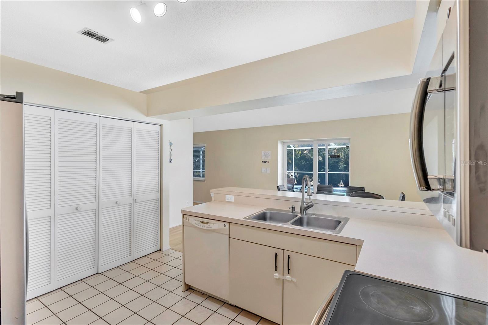 Image 23 of 39 For 6415 39th Avenue W