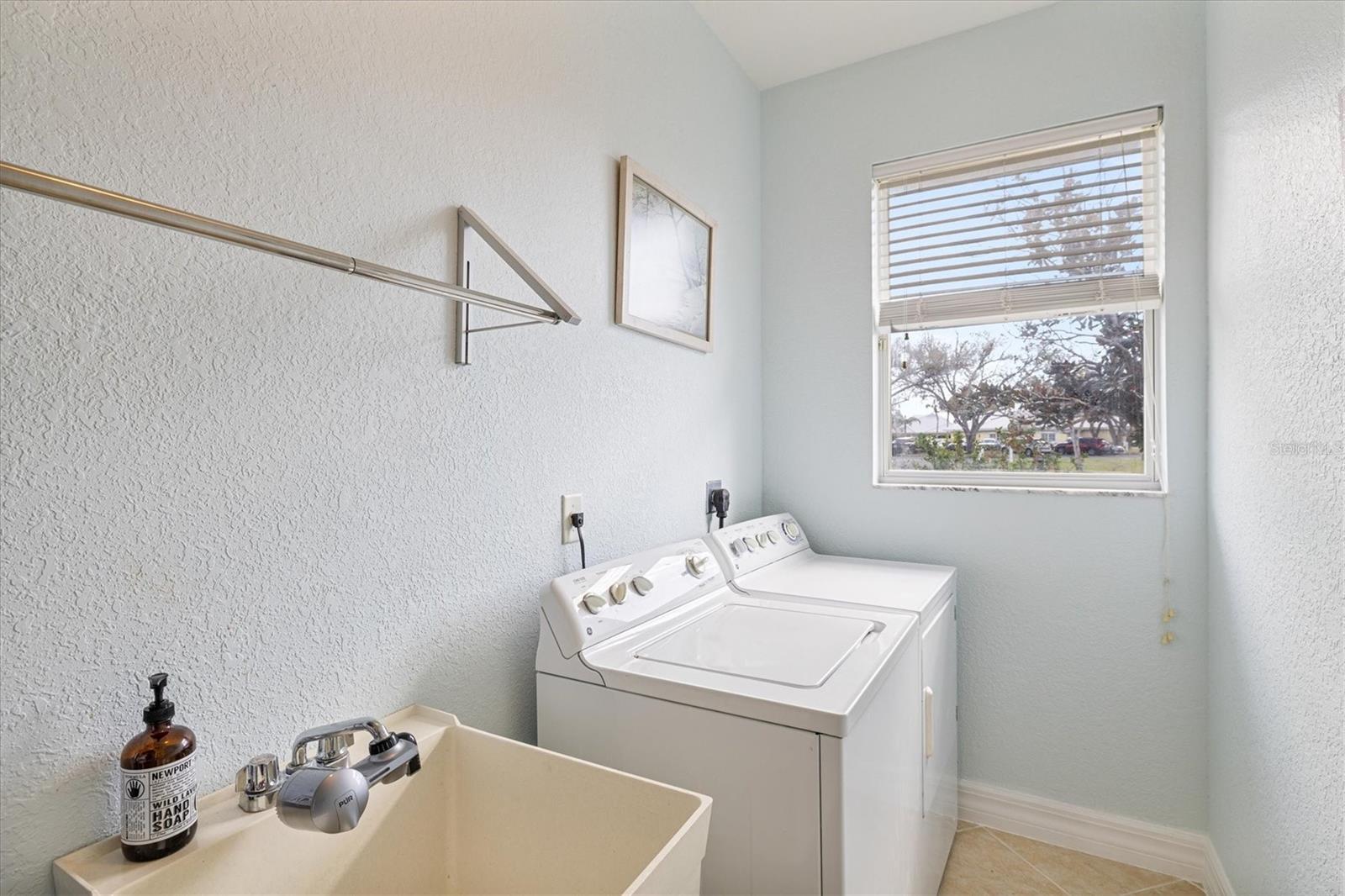Image 32 of 83 For 22324 Wexford Boulevard