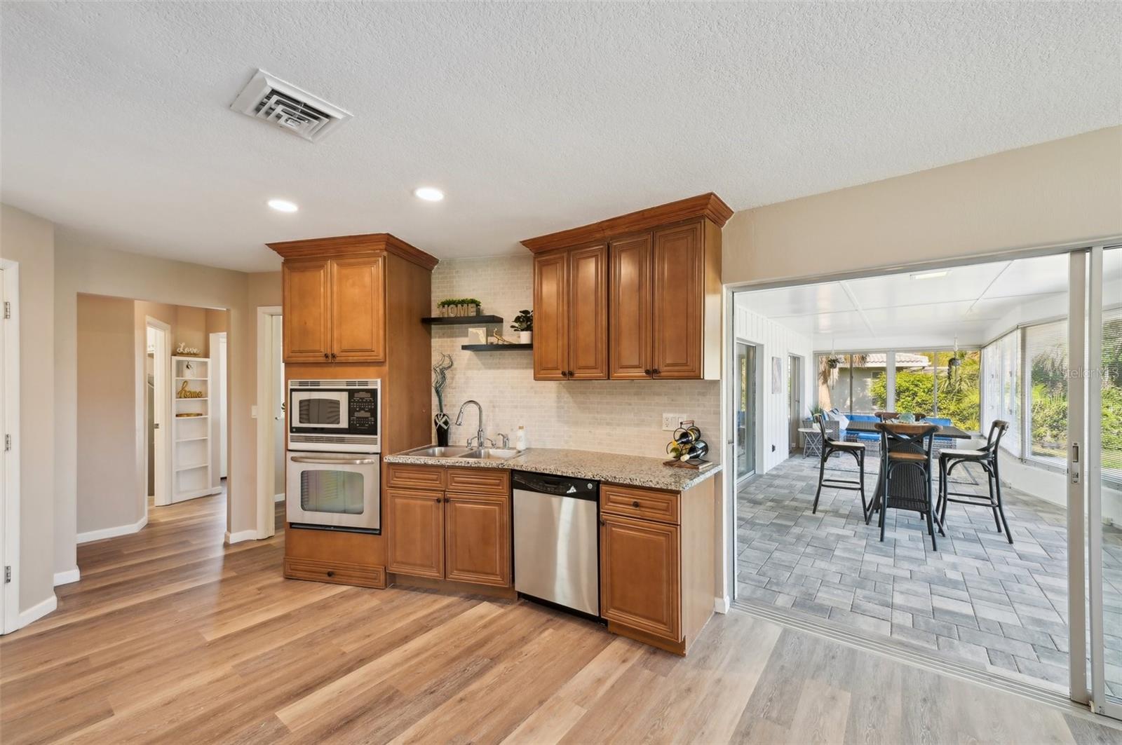 Listing photo id 12 for 217 Giotto Drive
