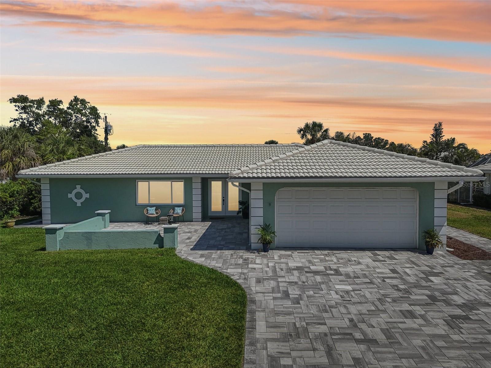 Listing photo id 2 for 217 Giotto Drive