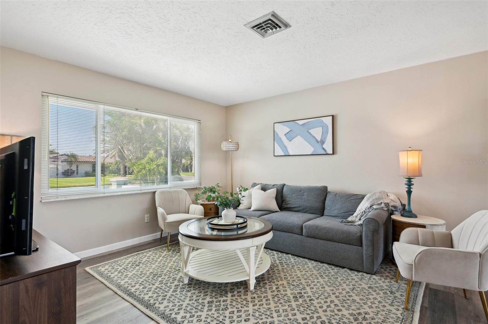 Listing photo id 4 for 217 Giotto Drive