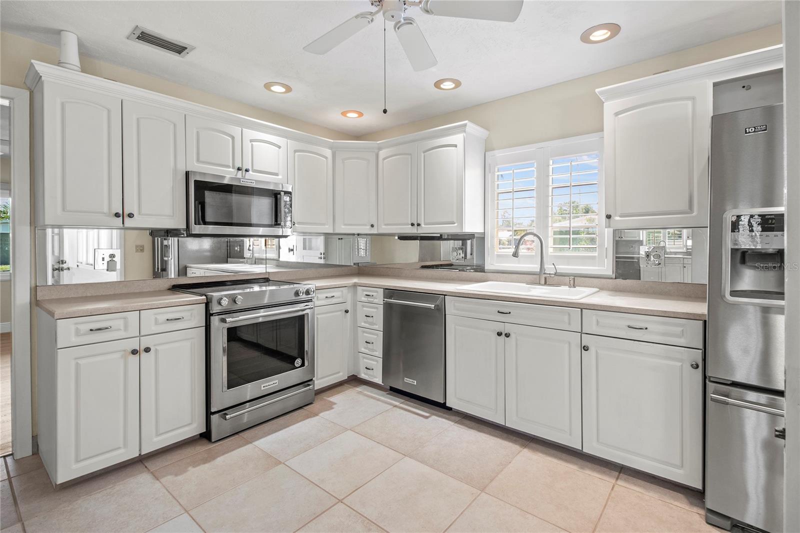 Listing photo id 10 for 214 49th Street W