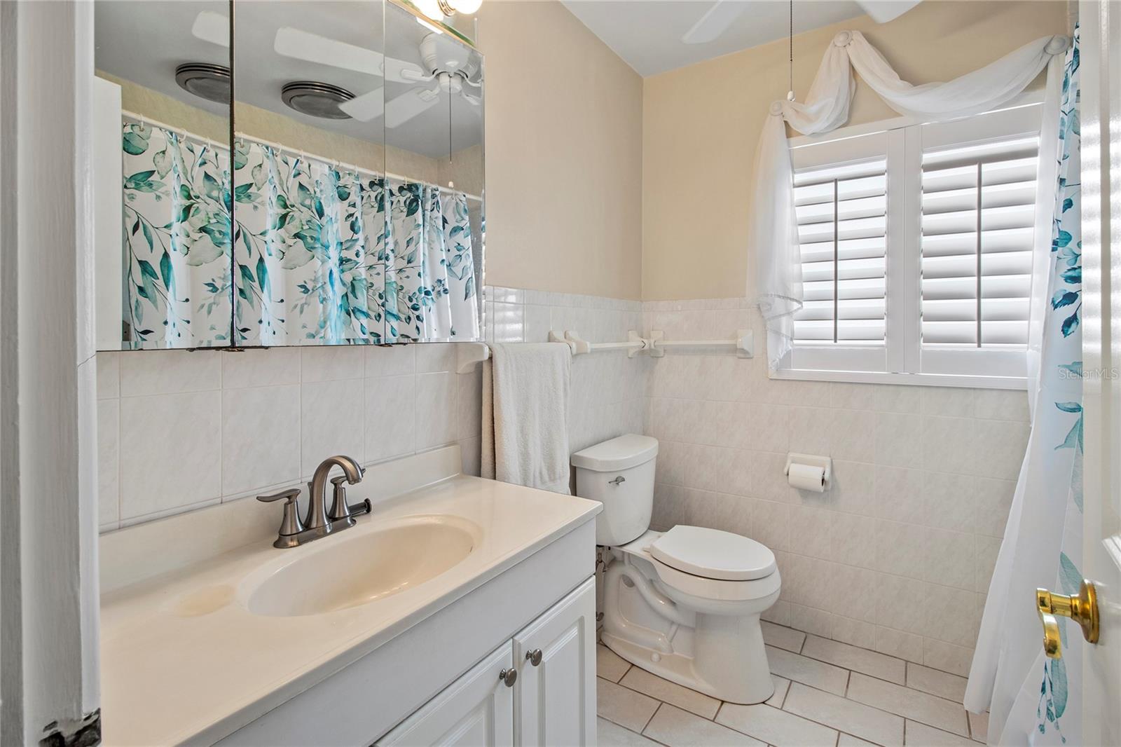 Listing photo id 11 for 214 49th Street W