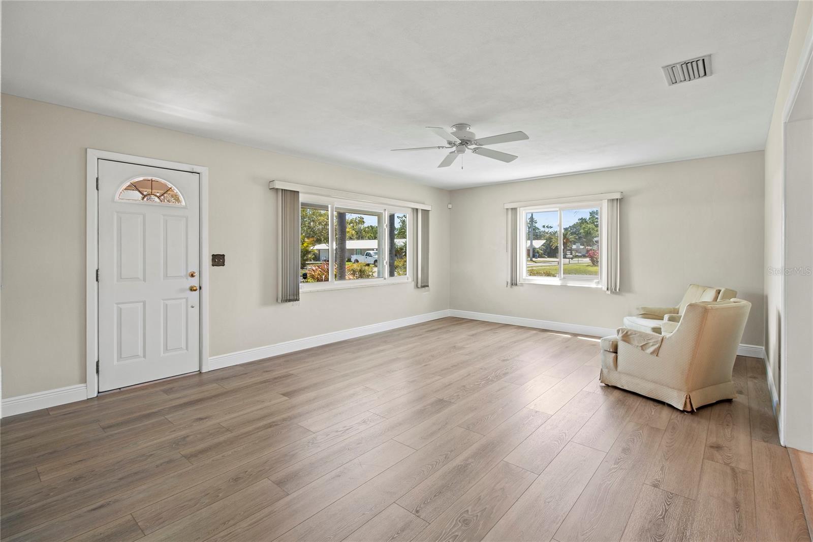 Listing photo id 2 for 214 49th Street W