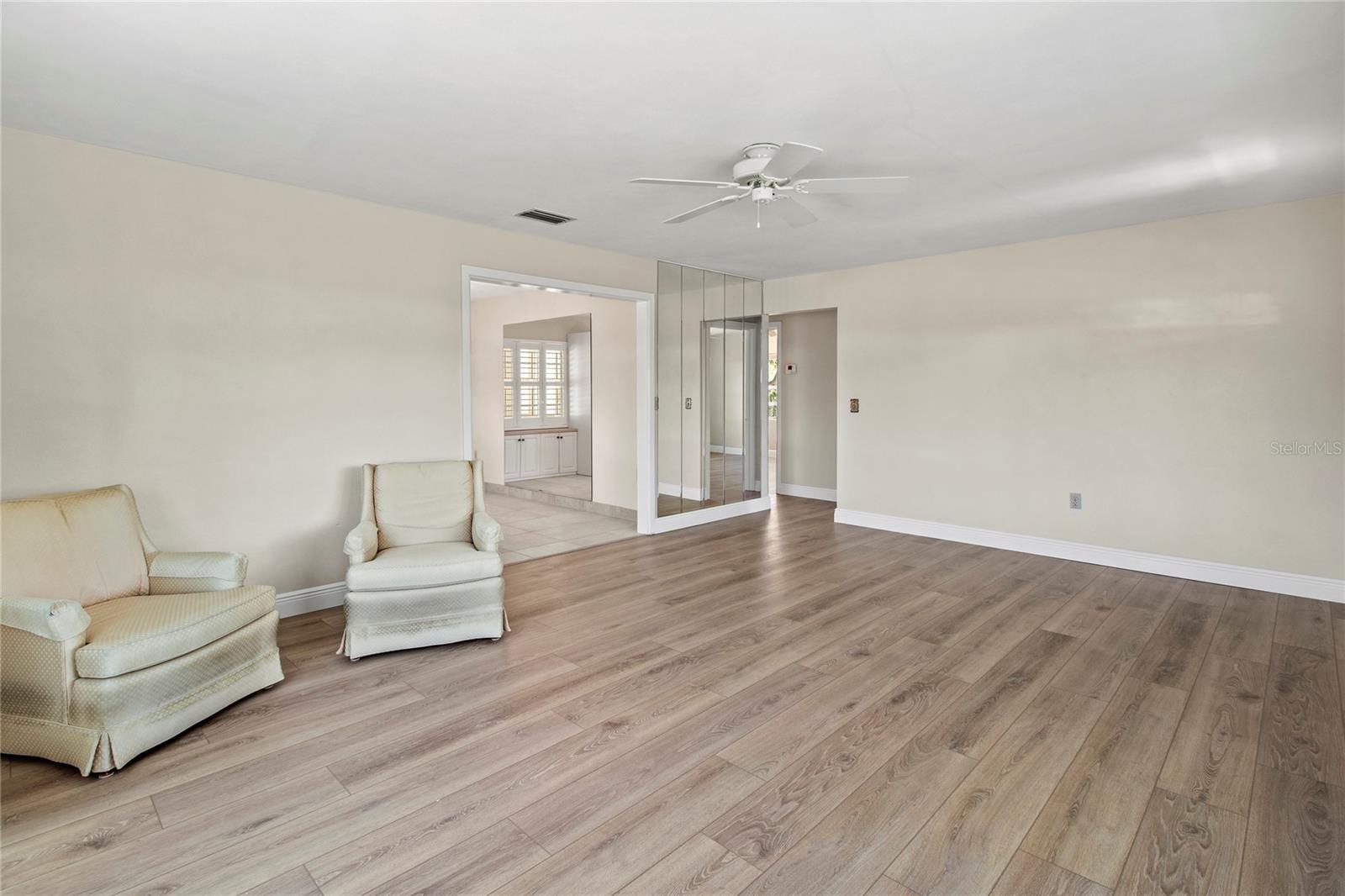 Listing photo id 3 for 214 49th Street W