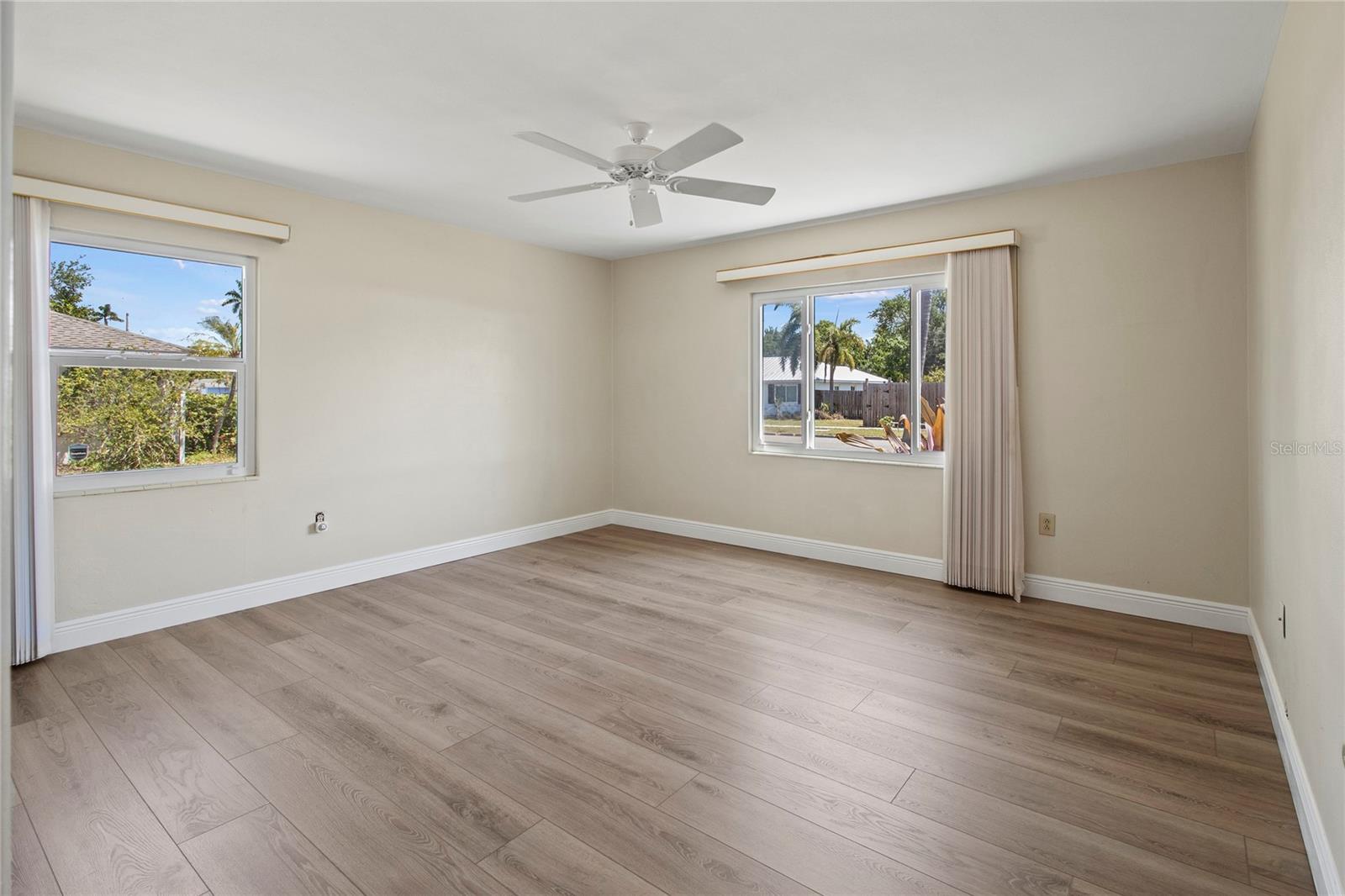 Listing photo id 5 for 214 49th Street W